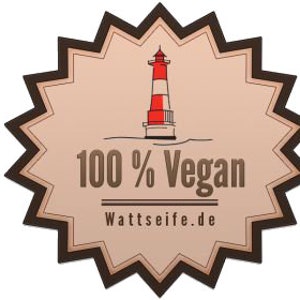 Puede incluir: Una pegatina marr&oacute;n en forma de estrella con una ilustraci&oacute;n de un faro y el texto "100% Vegan" y "Wattseife.de".