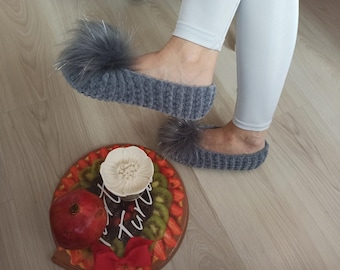 Pantuflas de mujer de punto gris: calcetines de lana con pompones de crochet