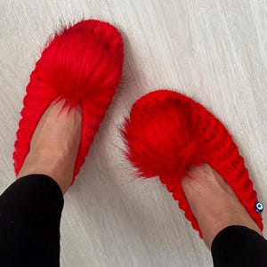 Valentine rode damesslippers, gebreide gehaakte pantoffels, pantoffels met antislipzolen, handgemaakt cadeau, luxe cadeau voor haar, pom pom pantoffels