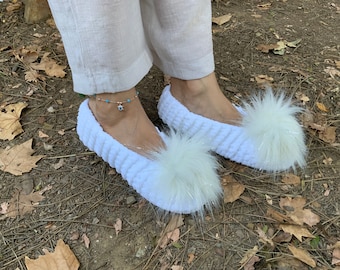 Witte wollen pantoffels voor dames: gehaakte sokken met pompons
