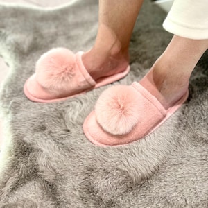 Simple Diamond Pattern Plush Fuzzy Slippers