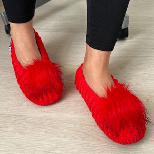 Gehaakte wollen pantoffels: rode gebreide huisschoenen met pompons