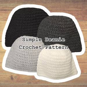 Op de afbeelding: Drie gebreide mutsen in zwart, grijs en wit. De mutsen zijn op elkaar gestapeld. De afbeelding heeft de tekst "Simple Beanie Crochet Pattern" erop.