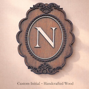 Decoración de pared con monograma de madera personalizado en marco festoneado, letrero inicial de estilo francés vintage, letra rústica para entrada de cabaña.