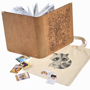 Sammelkarte Sammelbuch, Buch zum Sammeln von Pokemon Karten mit Gravur Holzbezug, 9 Pocket Sleeve perfekt für DPK auf 4 Ringen mit Tasche