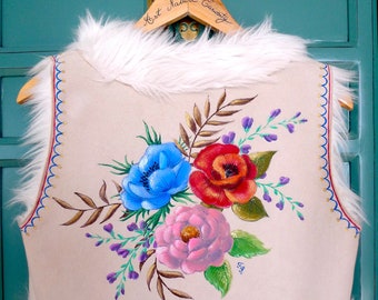 Gilet afghan vegan vintage femme personnalisé avec des fleurs folk et des motifs géométriques peints à la main