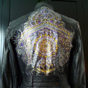 Veste saharienne vintage Zara en cuir noir pour femme customisée peinture à la main extraordinaire motif mandala
