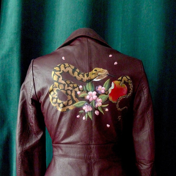 Veste vintage Mango en cuir bordeaux pour femme customisée peinture à la main motif serpent pomme et fleurs de cerisier