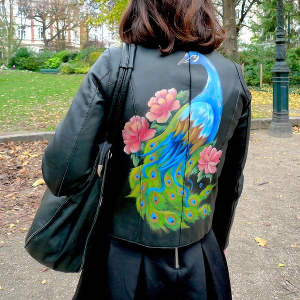 Veste en cuir pour femme customisée peinture à la main motif paon et fleurs