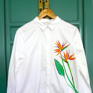 Personalized white shirt with a bird of paradise flower pattern