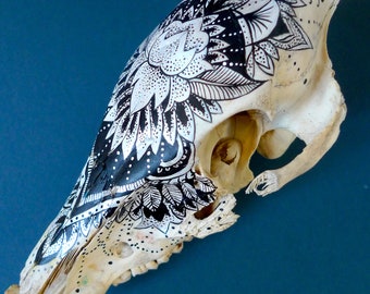 Complete doe skull hand-painted pattern tattoo black and pearly lotus