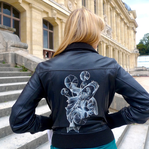 Veste vintage en cuir pour femme customisée peinture à la main motif carpe koï et nénuphars