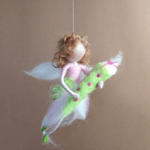 Cône d'école fée feutrée figurine en feutre elfe feutré idée cadeau inscription scolaire rentrée scolaire porte-bonheur cône d'école cornet de bonbons Waldorf