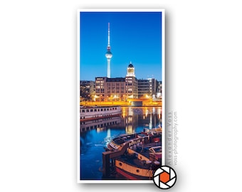 Blaue Stunde Berlin - Wandbild auf LKW-Plane - Fotokunst Poster im Hochformat, braucht keine Rahmung - Fine Art Print direkt vom Fotografen