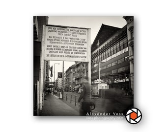 Leinwandbild Berlin Checkpoint Charlie - Stilvolle Schwarz Weiß Fotografie - Wandbild fertig zum Aufhängen - Fotokunst direkt vom Künstler