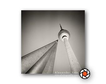 Leinwandbild Berlin Fernsehturm - Abstrakte Schwarz Weiß Fotografie - Wandbild fertig zum Aufhängen - Stilvolle Fotokunst direkt v. Künstler