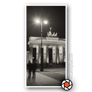 Schwarz Weiß Fotografie Berlin Brandenburger Tor Wandbild Poster auf LKW-Plane Bild hängt ohne Rahmen Fotokunst direkt vom Fotografen Bild 1