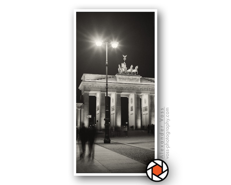 Schwarz Weiß Fotografie Berlin Brandenburger Tor Wandbild Poster auf LKW-Plane Bild hängt ohne Rahmen Fotokunst direkt vom Fotografen Bild 1
