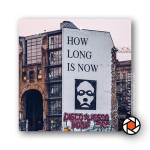 How Long Is Now - ストリート アート ベルリン タヘレス - 木のミニ絵 - 白い縁取りのオリジナル ベルリグラム - 美術写真の壁画