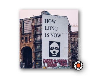 How Long Is Now - Street Art Berlin Tacheles - Mini Bild auf Holz - Das original Berligram mit weißem Rand - Fine Art Fotografie Wandbild