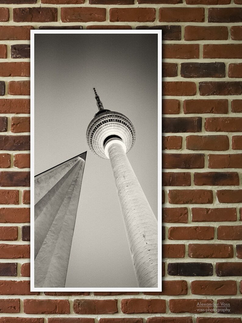 100 x 50cm **Berlin Unkonventionell und stylish: Fine Art Print auf LKW-Plane Analoge Fotografie Fernsehturm ** Foto-Kunst Schwarzweiss