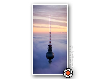 Fernsehturm Berlin Wandbild - Poster auf LKW-Plane - Schmales Bild im Hochformat, braucht keine Rahmung - Foto-Kunst direkt vom Fotografen