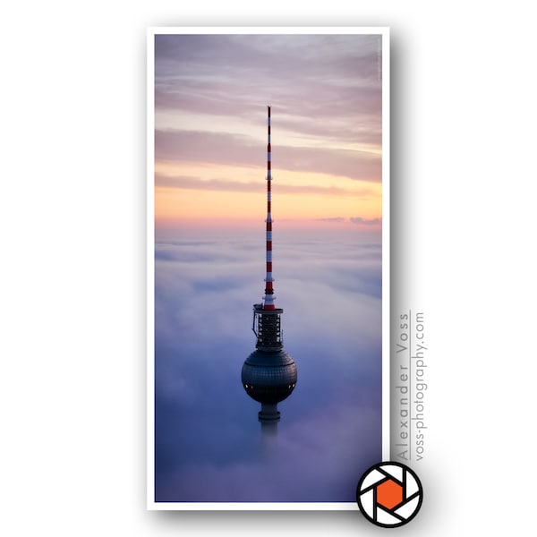 Fernsehturm Berlin Wandbild - Poster auf LKW-Plane - Schmales Bild im Hochformat, braucht keine Rahmung - Foto-Kunst direkt vom Fotografen