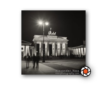 Berlin Souvenir - Brandenburger Tor Schwarz-Weiss Fotografie auf Holz - Das Original Berligram mit weißem Rand - Quadratisches Mini Wandbild