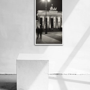 Schwarz Weiß Fotografie Berlin Brandenburger Tor Wandbild Poster auf LKW-Plane Bild hängt ohne Rahmen Fotokunst direkt vom Fotografen Bild 4