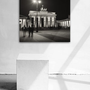 Leinwandbild Berlin Brandenburger Tor Stilvolle Schwarz Weiß Fotografie Wandbild fertig zum Aufhängen Fotokunst direkt vom Künstler Bild 3