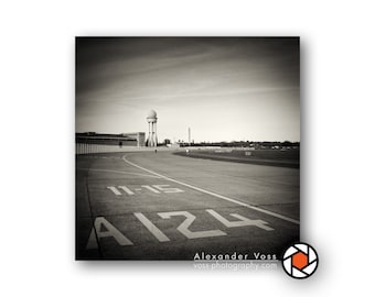 Leinwandbild Berlin Tempelhofer Feld - Stilvolle Schwarz Weiß Fotografie - Wandbild fertig zum Aufhängen - Fotokunst direkt vom Künstler