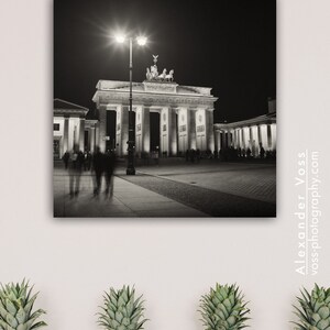 Leinwandbild Berlin Brandenburger Tor Stilvolle Schwarz Weiß Fotografie Wandbild fertig zum Aufhängen Fotokunst direkt vom Künstler Bild 4