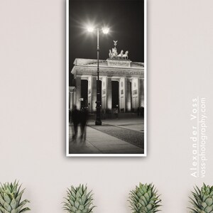Schwarz Weiß Fotografie Berlin Brandenburger Tor Wandbild Poster auf LKW-Plane Bild hängt ohne Rahmen Fotokunst direkt vom Fotografen Bild 5