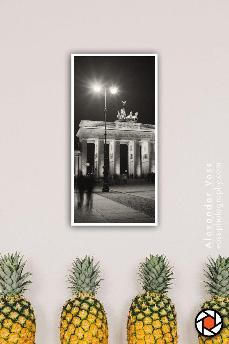 Schwarz Weiß Fotografie Berlin Brandenburger Tor Wandbild Poster auf LKW-Plane Bild hängt ohne Rahmen Fotokunst direkt vom Fotografen Bild 5