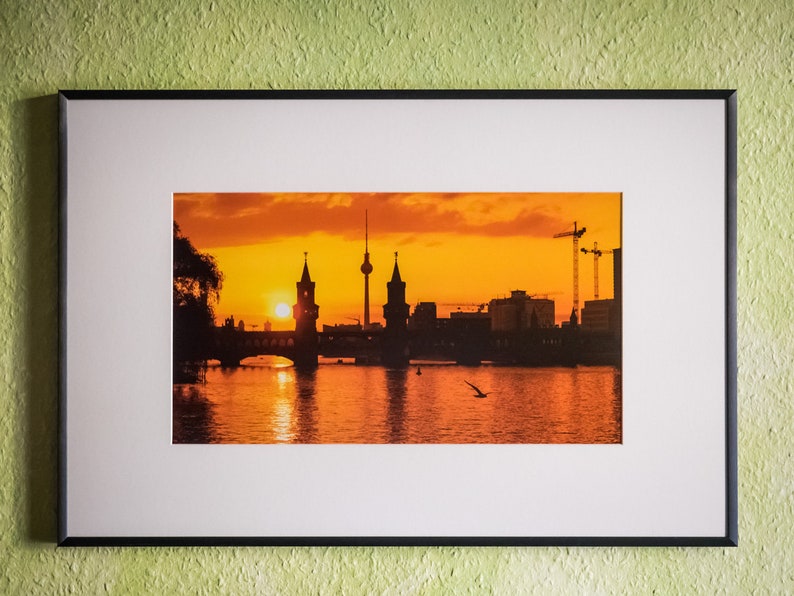 Berlin Wandbild im Passepartout Ein echtes Stück Berlin in 60 x 40 cm Einfach Einrahmen und Aufhängen Fine Art Fotografie zum Genießen Bild 4