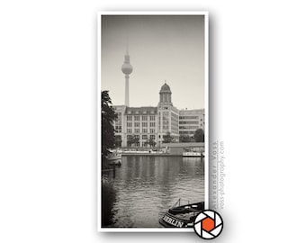 Analoge Fotografie Berlijn - Zwart-Wit Wandfoto op Vrachtwagenzeil - Foto 100 x 50 cm, kan zonder lijst worden opgehangen - Fotokunst rechtstreeks van de fotograaf