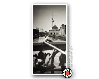 Schwarz Weiß Fotografie - Berlin Skyline auf LKW-Plane - Analogfotografie als Wandbild, kein Rahmen nötig - Fotokunst direkt vom Fotografen