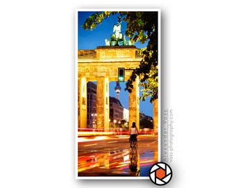 Impresión de Berlín sobre lona de camión - Arte mural de la Puerta de Brandeburgo - Imagen de formato vertical delgado, para colgar sin marco - Arte fotográfico directamente del artista