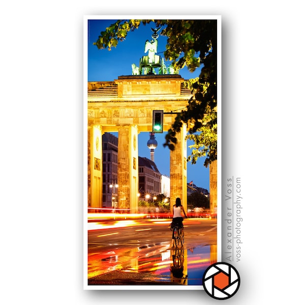 Berlin Druck auf LKW-Plane - Wandbild Brandenburger Tor - Schmales Bild im Hochformat, ohne Rahmen aufhängen - Fotokunst direkt vom Künstler