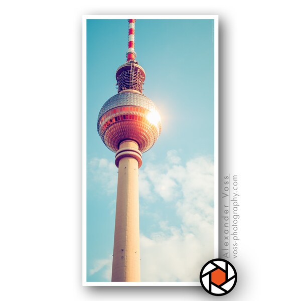 Berliner Fernsehturm - Wandbild Poster auf LKW-Plane - Schmales Bild im Hochformat, braucht keine Rahmung - Foto-Kunst direkt vom Fotografen