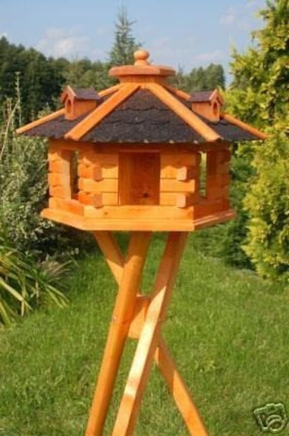 Deko-Shop-Hannusch XXL Vogelhaus Mit Bitumendach Und 3 Gauben – Inkl. Ständer, Wetterfest