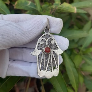 Colgante marroquí hecho a mano Khamsa con cuentas de coral, plata bereber 925 MANO DE FÁTIMA, HAMSA tribal étnico, joyería handamade, regalo khamsa.