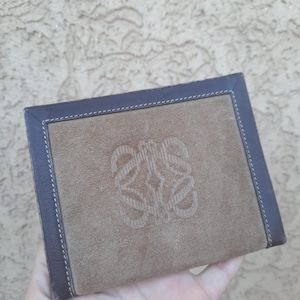 Porte-cartes à deux volets LOEWE en daim/cuir portefeuille compact anagramme beige vintage, portefeuille logo Loewe, portefeuille à deux volets, portefeuille en daim vieux cuir Loewe