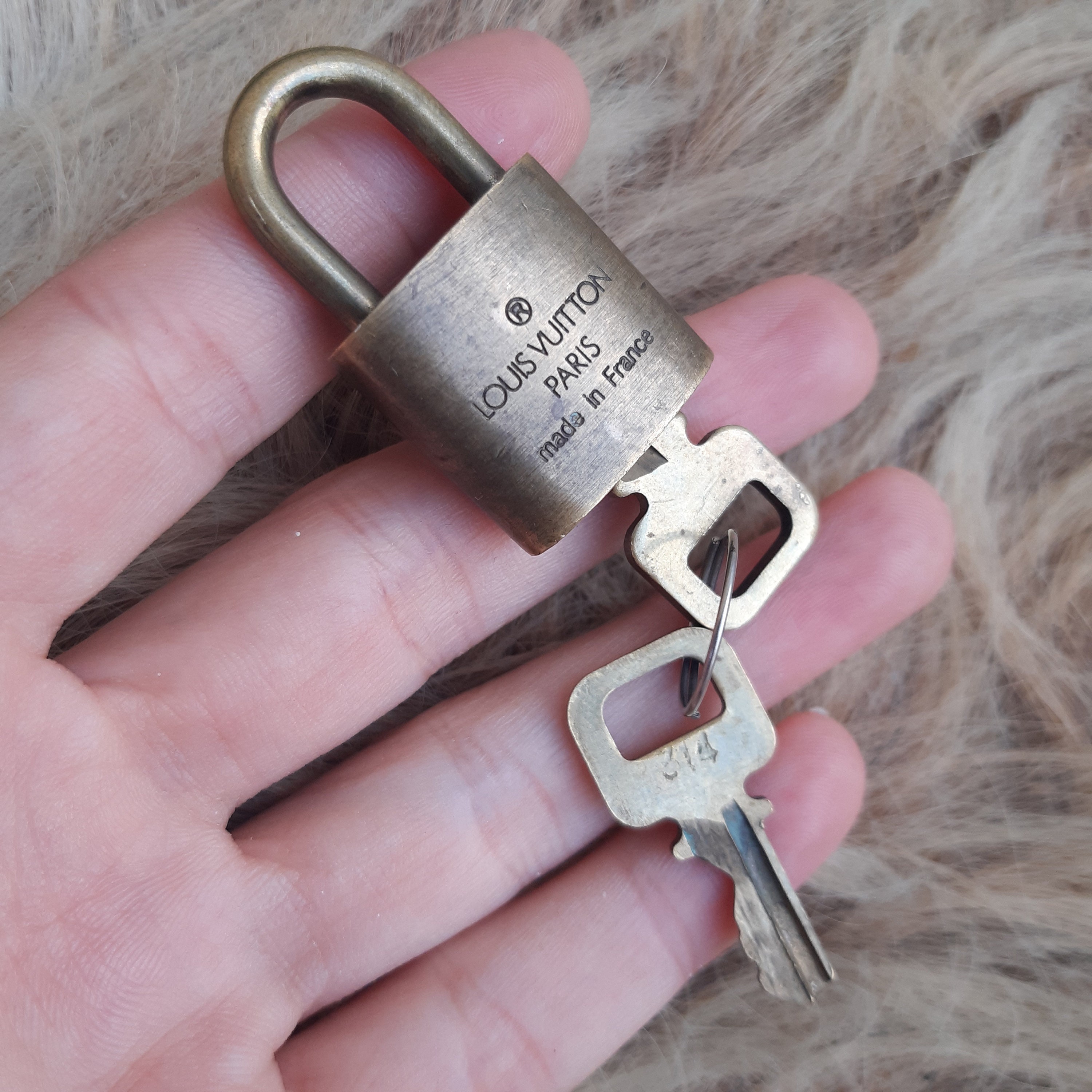 Louis VUITTON Lock and Key Set candado de latón pulido LV -  España