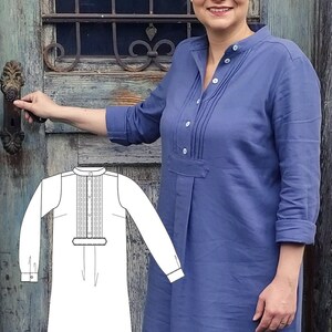 Pode incluir: Um desenho de linha branca de uma camisa de manga comprida com fecho de botões na frente e um detalhe plissado na gola. A camisa é mostrada em uma mulher que usa um vestido camisa azul. O texto "ALS KLEID ODER BLUSE" é visível na parte inferior da imagem.