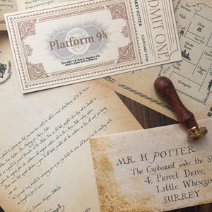 May include: An assortment of themed stationery, featuring a Platform 9 3/4 ticket, a Hogwarts letter, and an envelope addressed to Mr. H. Potter. A wax seal and a wooden stamp add to the vintage feel, with measurements in cm.