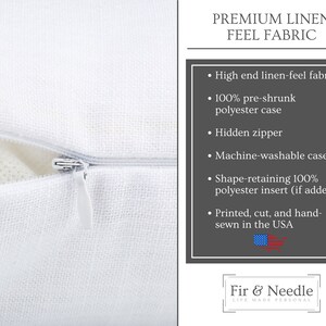 Pu&ograve; includere: Primo piano di un cuscino in tessuto bianco effetto lino con cerniera nascosta. L'immagine include il testo "Premium Linen Feel Fabric" e dettagli sulle caratteristiche del cuscino, tra cui una fodera lavabile in lavatrice.