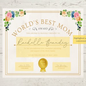 以下が含まれることがあります： 花柄の縁取りと金のアクセント、そして「World's Best Mom Award」の文字が書かれた印刷可能な証明書。証明書は「Rachelle Beaudry」という名前と「Given this 8th day of May, 2022」という文字でパーソナライズされています。