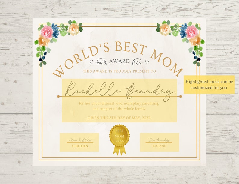 以下が含まれることがあります： 花柄の縁取りと金のアクセント、そして「World's Best Mom Award」の文字が書かれた印刷可能な証明書。証明書は「Rachelle Beaudry」という名前と「Given this 8th day of May, 2022」という文字でパーソナライズされています。