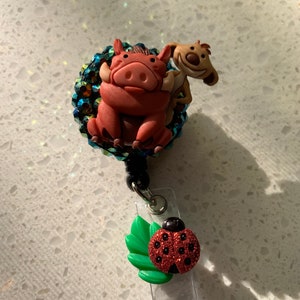 Disneys Timon und Pumbaa handgemachte Abzeichen.